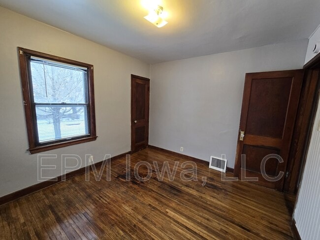 Building Photo - 401 Charles St