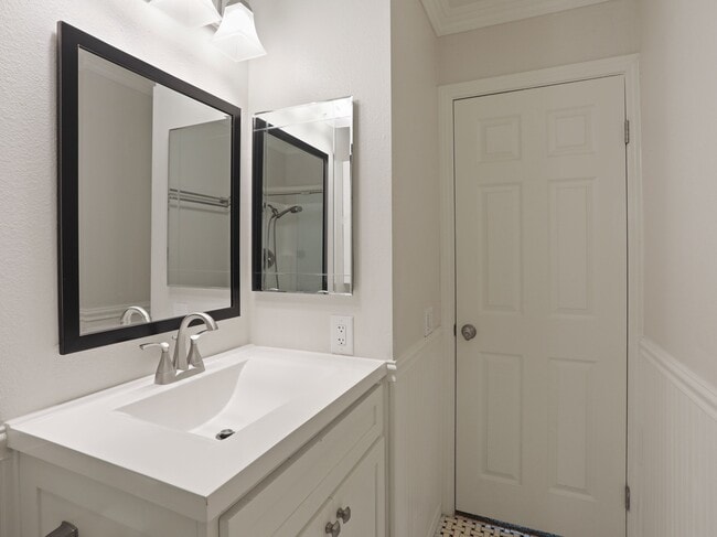 Building Photo - 1619 Carmel Cir W