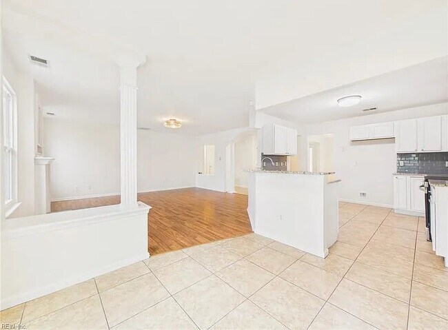 Building Photo - 2536 7 Kings Rd