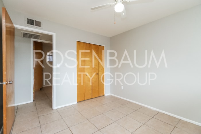 Building Photo - 826 E 4th Pl