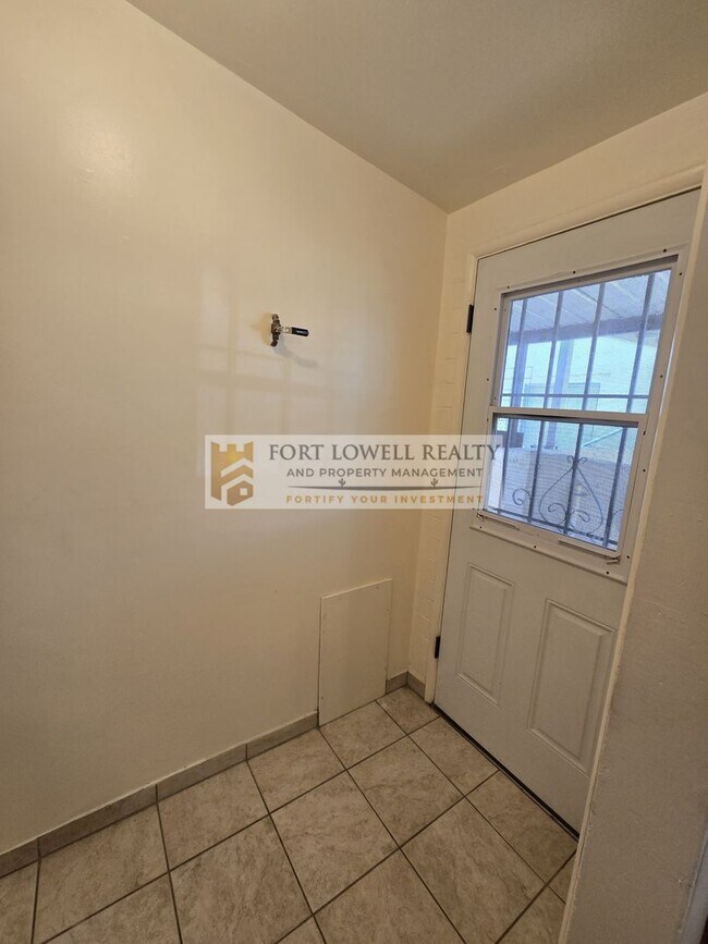 Building Photo - 2640-2642 N Santa Rita Ave