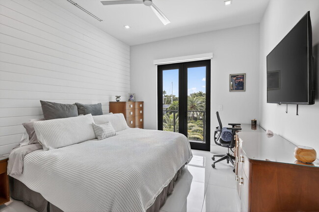 Building Photo - 334 Isle of Capri Dr