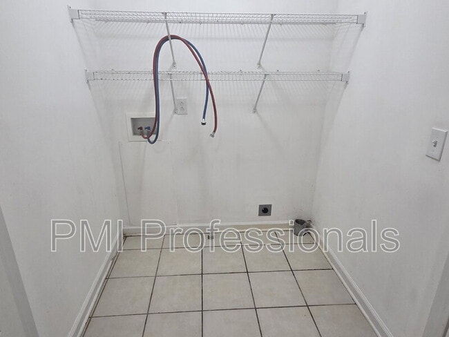 Building Photo - 617 Rambush Dr