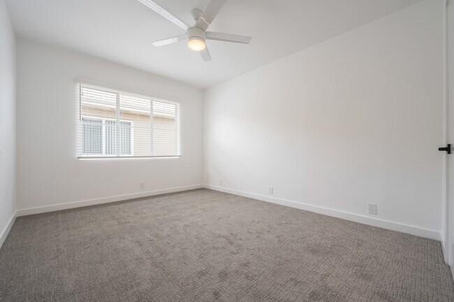 Building Photo - 3201 S Barrington Ave