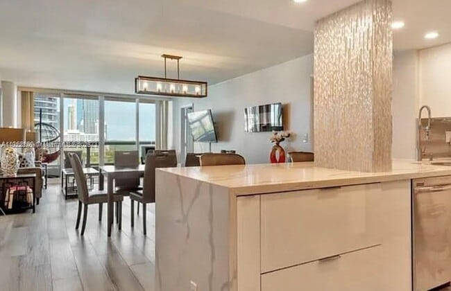 Building Photo - 1717 N Bayshore Dr