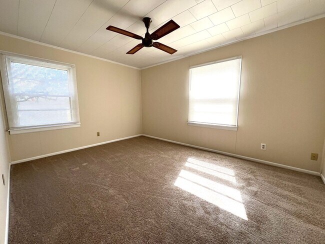 Building Photo - 1123 Oates Rd