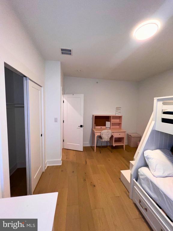 Building Photo - 986 Henry Ave