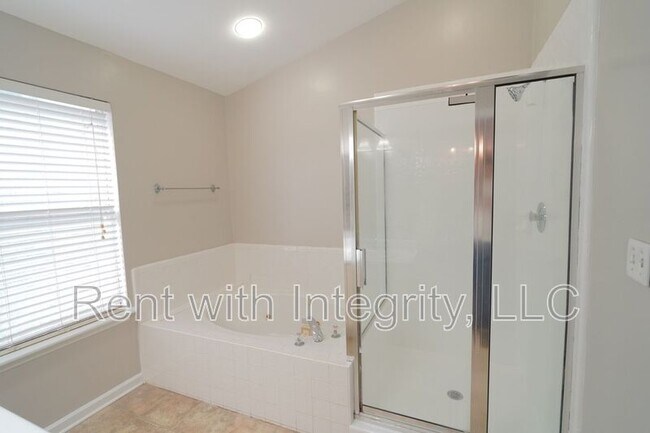 Building Photo - 1908 Wagon Wheel Cir E