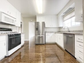 Building Photo - 3Bedrooms 2Baths In a Quiet Area W/Detached Garage/Hook Ups