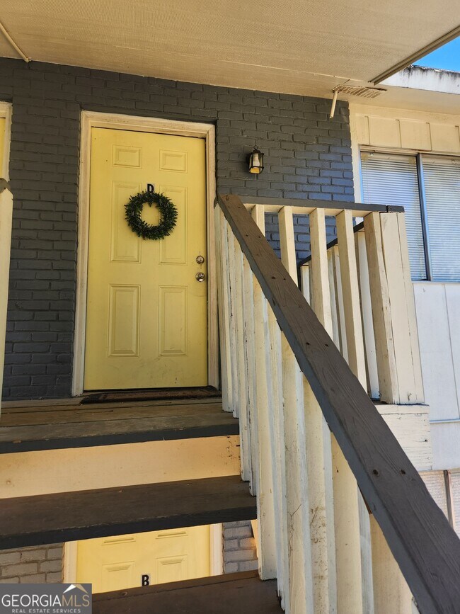 Building Photo - 917 Oakview Ave