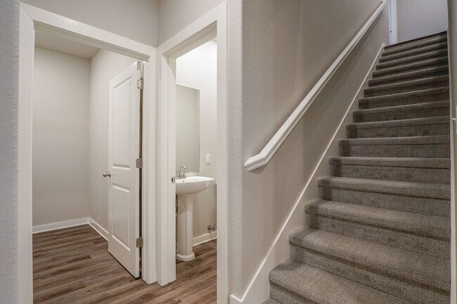 Building Photo - 4 bedroom 3.5 bath home!