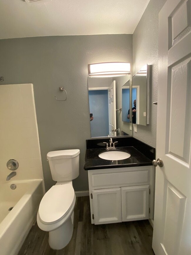 Building Photo - Newley Remodeled 3 BD 2 BA house on corner...