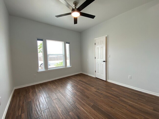 Building Photo - UPDATED 4 BEDROOM IN COQUINA BAY!