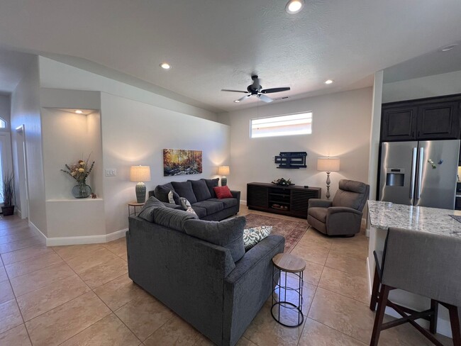 Building Photo - 7 Month Term Furnished Townhome In Hurricane