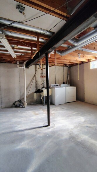 Building Photo - 24757 Bashian Dr