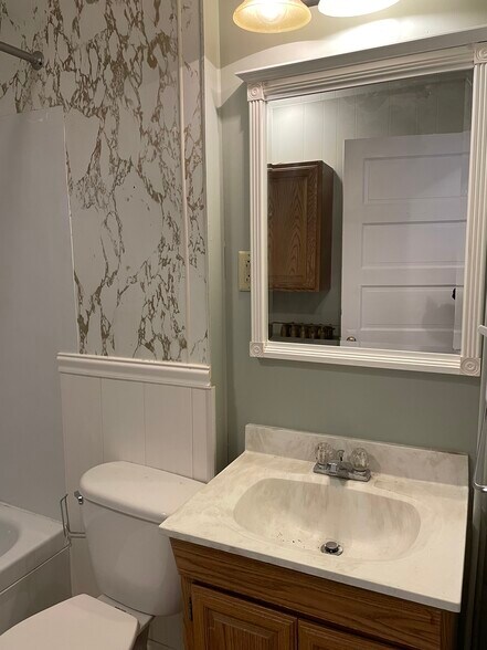 Building Photo - 432 E 7th St