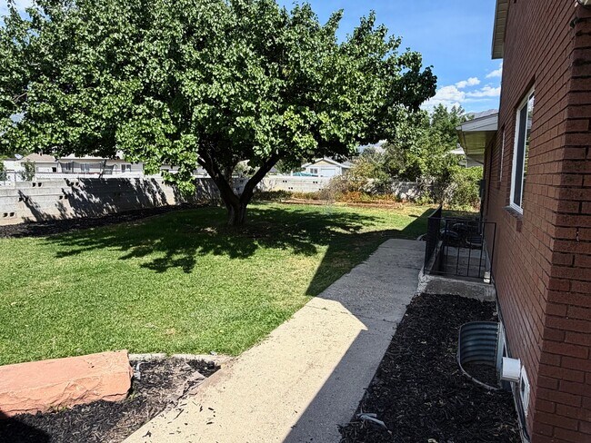Building Photo - 1073 E 120 S