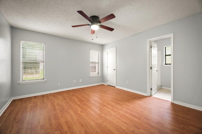 Building Photo - Charming 3-Bedroom, 2-bathroom Gem Awaits!