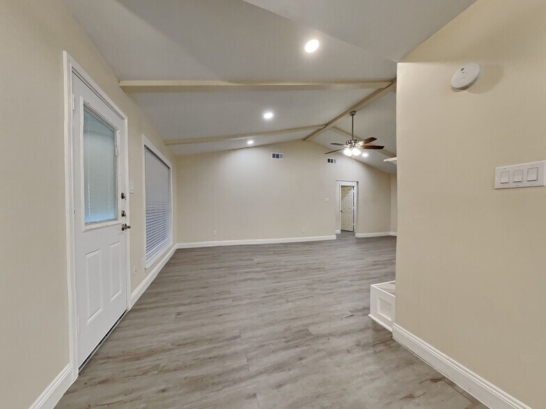 Building Photo - 2905 Shady Creek Dr