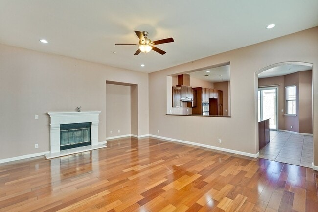 Building Photo - Spacious 3 Bedroom, 2 Bathroom Home with D...