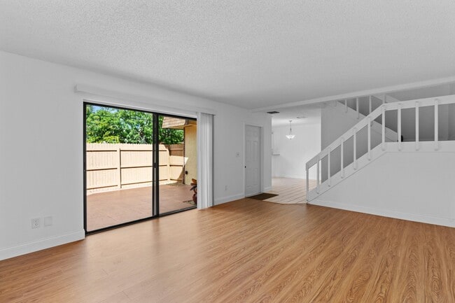 Building Photo - 226 Alemeda Dr