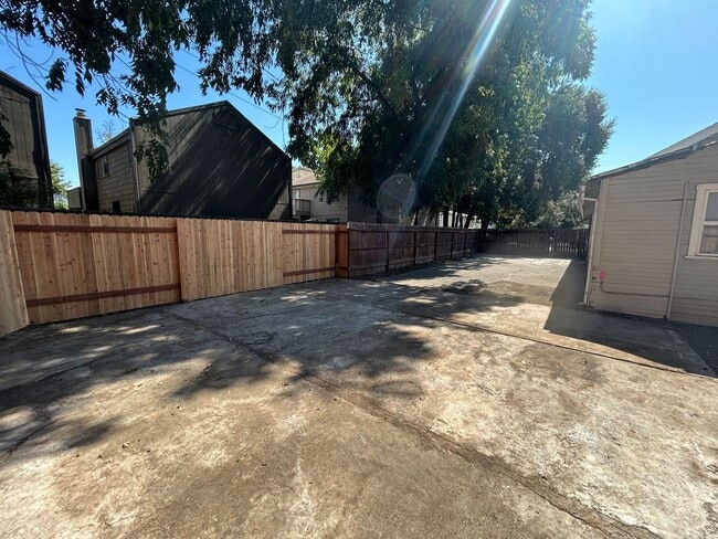 Building Photo - 4 bedroom 2 bath next to Chico State with ...