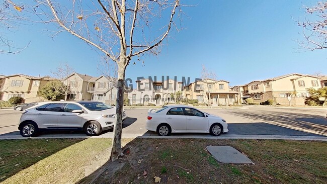 Building Photo - Gorgeous 3 Bedroom Townhouse in Ladera Ranch!