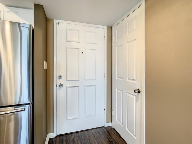 Building Photo - 7400 Sun Island Dr S