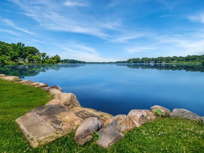 Building Photo - 829 Portage Lakes Drive