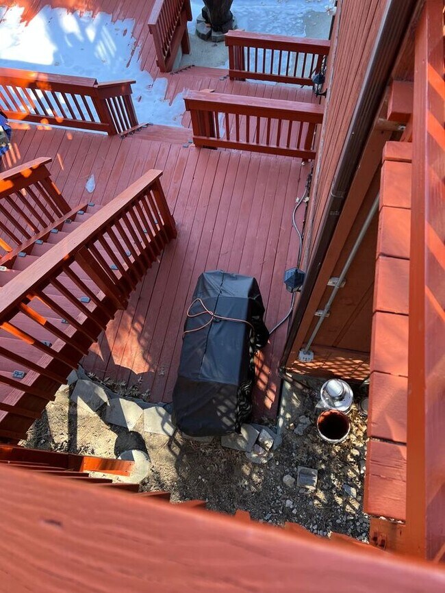 Building Photo - 3 bedroom/ 3 bath. Fully furnished ready f...