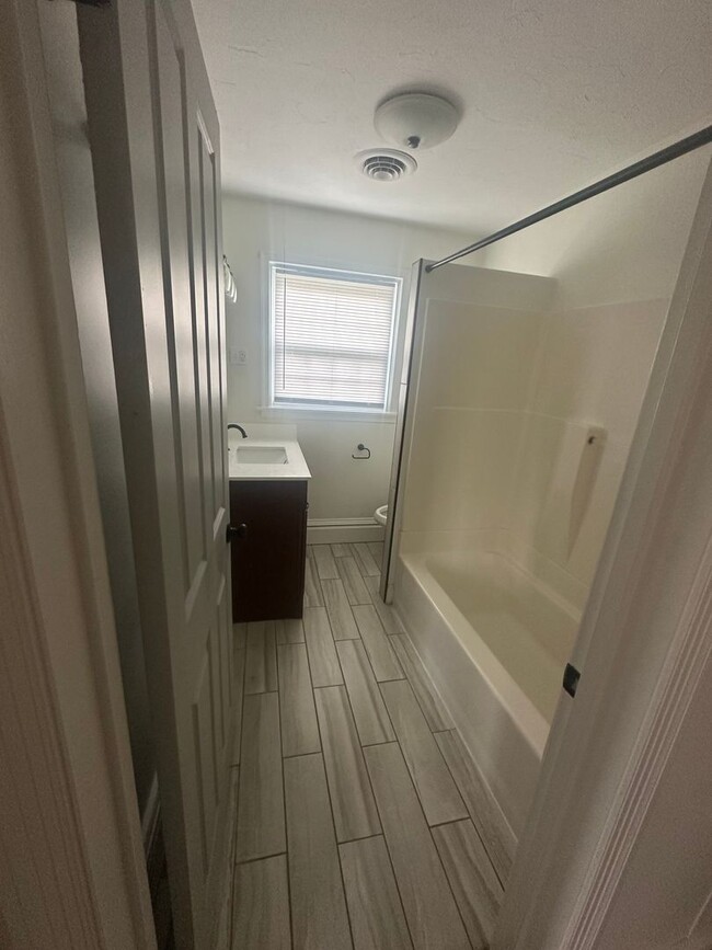 Building Photo - Available Now- 3 Bedroom Home in York!