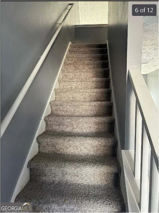 Building Photo - Room in Apartment on River Park Dr