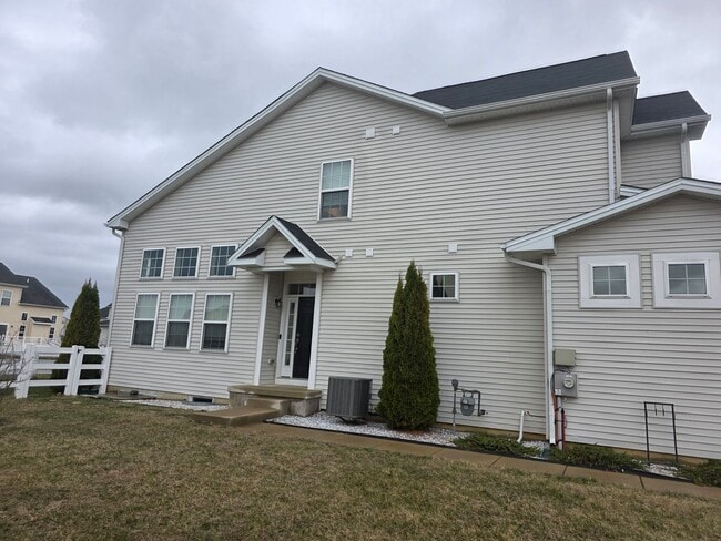 Building Photo - HYETTS CROSSING TWINHOME