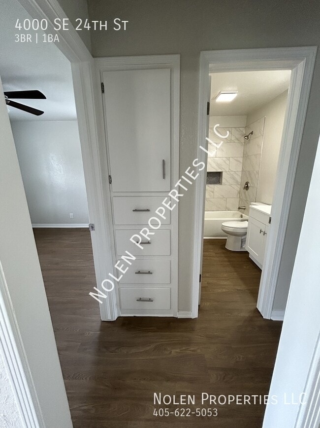 Building Photo - 4000 SE 24th St