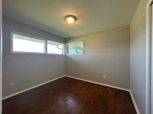 Building Photo - Cambridge City! Updated 3 Bedroom 1 Bathro...