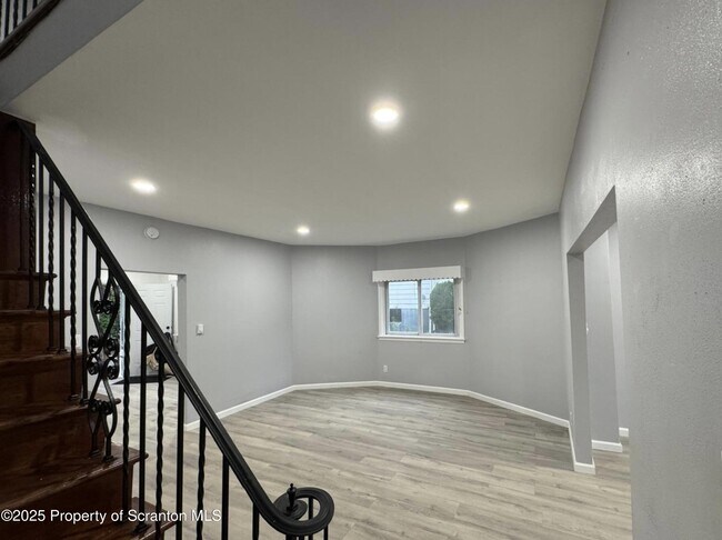 Building Photo - 342 N Main St