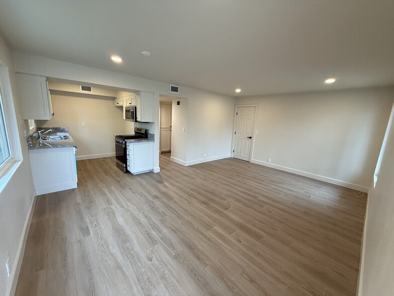 Building Photo - 28240 Via Princesa