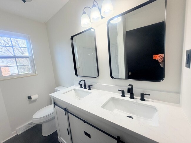 Building Photo - Charming Updated Duplex in Farragut