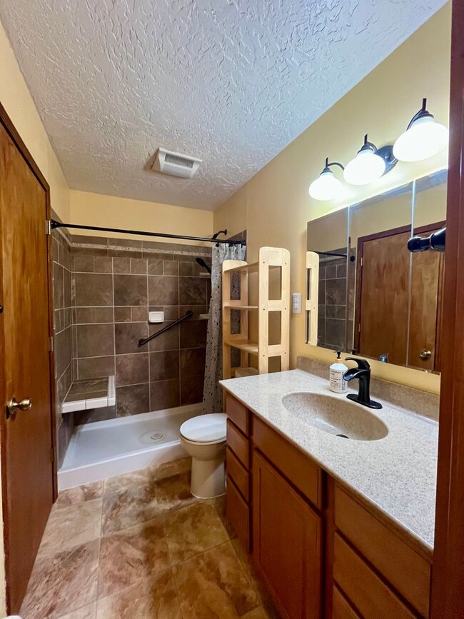 Building Photo - Cat friendly condo for rent in University West