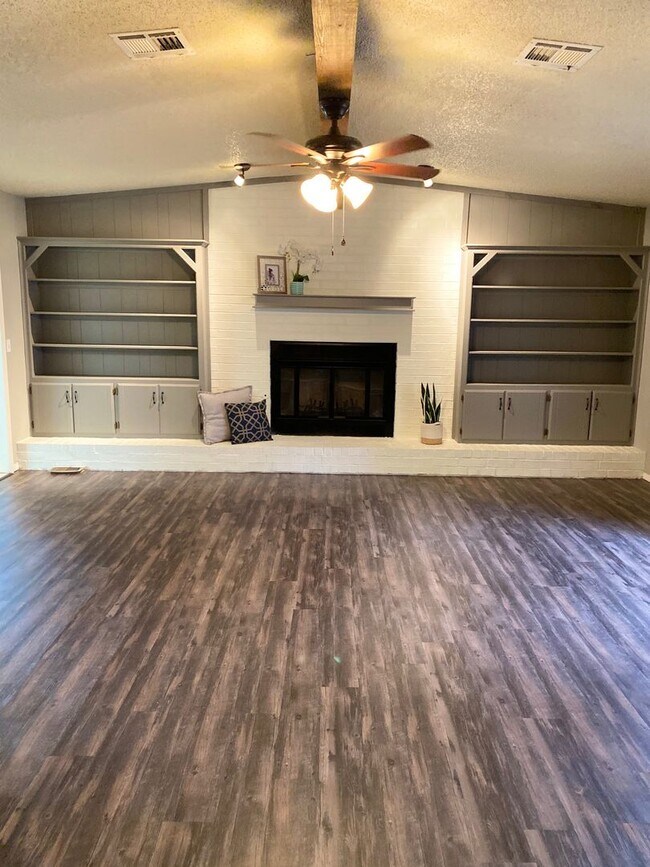 Building Photo - 2805 Summerfield Dr