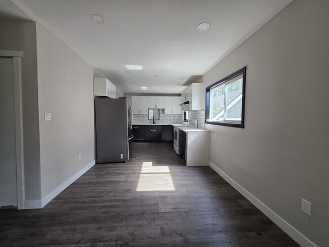 Building Photo - 1060-KE1060 15th St NE