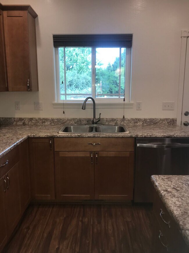 Building Photo - Three bed, two bath Ashland home for rent | Available June