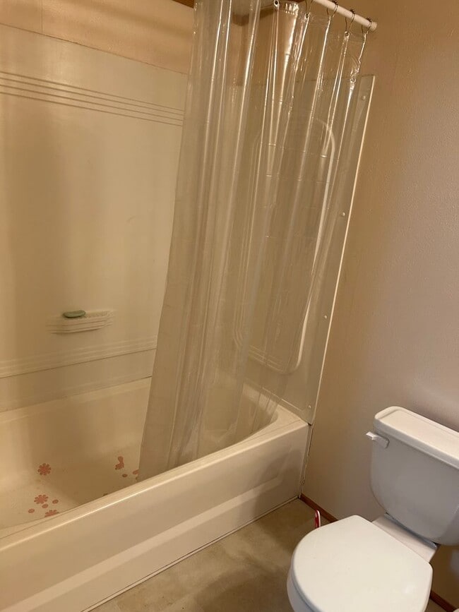 Building Photo - Cute Home Close to Everything