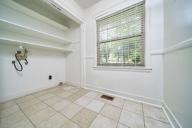 Building Photo - Beautiful 4-bedroom, 3-bathroom home located in the highly desirable Crieve Hall area!