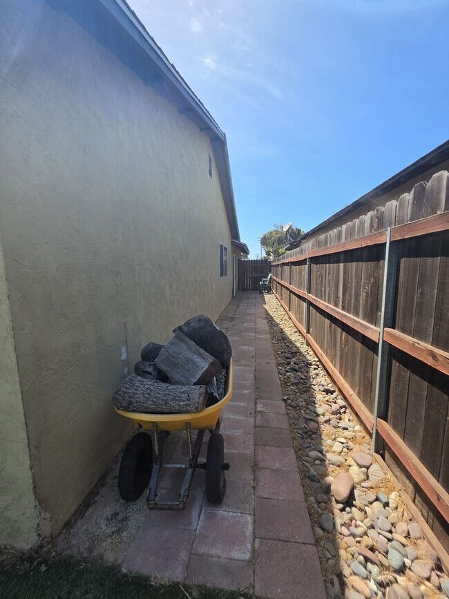 Building Photo - Beautiful 3 bedroom 2 bath Home in Imperial Beach