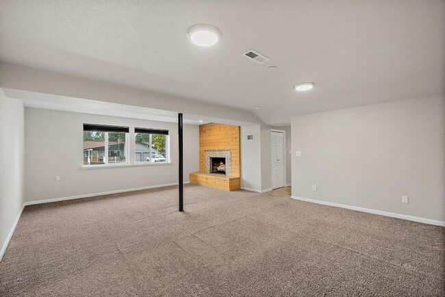 Building Photo - Renovated Tacoma Home with A/C, Huge Den, Bonus Office & Fully Fenced Yard!