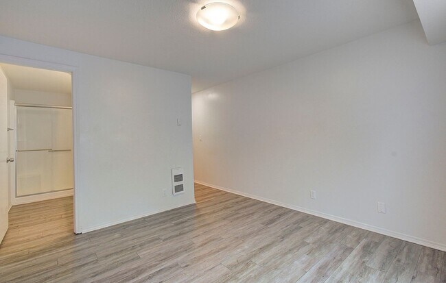 Building Photo - Cozy 2 bdrm 2 bath Condo - HALF OFF the 1s...