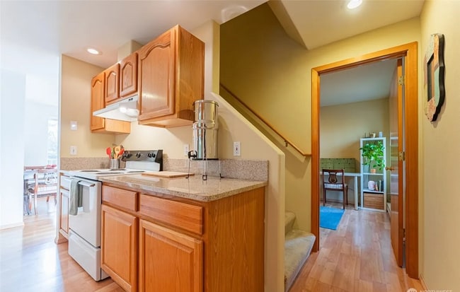 Building Photo - Welcome to this charming and inviting 3-bedroom, 1.5-bath home