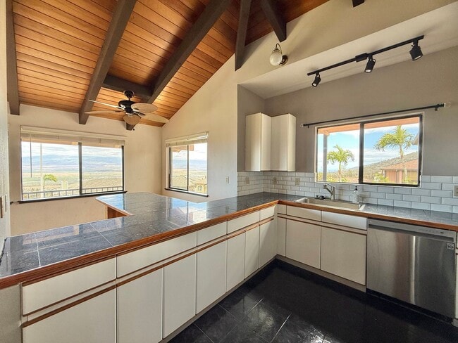 Building Photo - Pet friendly & Spacious - 3 Bedroom / 2 Ba...