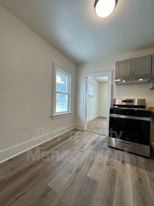 Building Photo - 615 8th Ave S